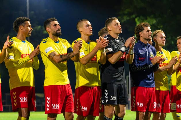 Lamine Diop (SV Atlas Delmenhorst, 14), Ibrahim Temin (SV Atlas Delmenhorst, 5), Yehor Melenivskyi (SV Atlas Delmenhorst, 6), Damian Schobert (SV Atlas Delmenhorst, 1), Marlo Siech (SV Atlas Delmenhorst, 30), Dinand Gijsen (SV Atlas Delmenhorst, 8) Applaus für die Fans, Deutschland: Fussball, Regionalliga Nord, Saison 2026 27, 5. Spieltag, 26.08.2026, SV Atlas Delmenhorst vs BSV Kickers Emden, Stadion an der Düsternortstraße (Delmenhorst, Niedersachsen) Copyright: xLeonxFrickx
