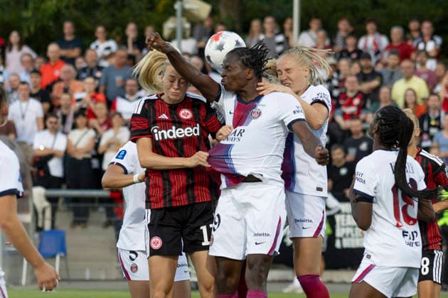 UWCL Qualifikation: Eintracht Frankfurt - Paris Saint-Germain, 26.08.2026 Kopfballduell nach einer Ecke mit Amanda Ilestedt (Eintracht Frankfurt 13) und Merveille Kanjinga (Paris Saint-Germain PSG 19) und Paulina Dudek (Paris Saint-Germain PSG 4), Eintracht Frankfurt - Paris Saint-Germain, Frankfurt, Stadion am Brentanobad, 26.8.2026 Copyright: xBEAUTIFULxSPORTS Gawlikx