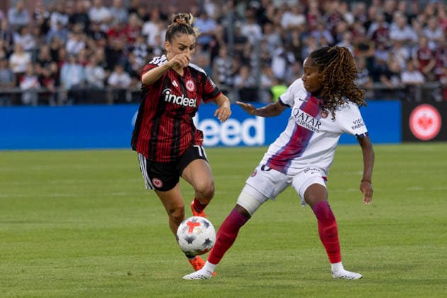 UWCL Qualifikation: Eintracht Frankfurt - Paris Saint-Germain, 26.08.2026 Ereleta Memeti (Eintracht Frankfurt 7) geht an Tara Elimbi Gilbert (Paris Saint-Germain PSG 20) vorbei, Eintracht Frankfurt - Paris Saint-Germain, Frankfurt, Stadion am Brentanobad, 26.8.2026 Copyright: xBEAUTIFULxSPORTS Gawlikx