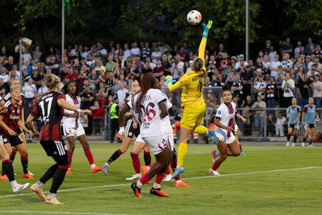 UWCL Qualifikation: Eintracht Frankfurt - Paris Saint-Germain, 26.08.2026 Katarzyna Kiedrzynek (Paris Saint-Germain PSG 1) versucht an den Eckball zu kommen, Eintracht Frankfurt - Paris Saint-Germain, Frankfurt, Stadion am Brentanobad, 26.8.2026 Copyright: xBEAUTIFULxSPORTS Gawlikx