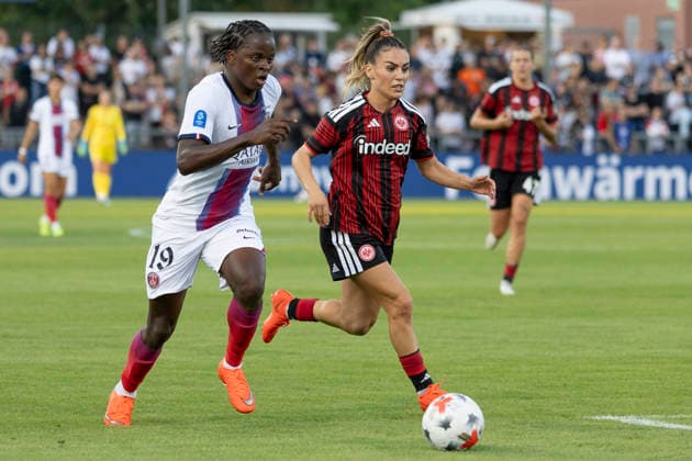 UWCL Qualifikation: Eintracht Frankfurt - Paris Saint-Germain, 26.08.2026 Merveille Kanjinga (Paris Saint-Germain PSG 19) & Ereleta Memeti (Eintracht Frankfurt 7) im Laufduell um den Ball, Eintracht Frankfurt - Paris Saint-Germain, Frankfurt, Stadion am Brentanobad, 26.8.2026 Copyright: xBEAUTIFULxSPORTS Gawlikx