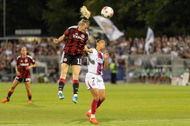 UWCL Qualifikation: Eintracht Frankfurt - Paris Saint-Germain, 26.08.2026 Nina Lührßen Lührssen (Eintracht Frankfurt 11) & Sakina Karchaoui (Paris Saint-Germain PSG 7) im Kopfballduell, Eintracht Frankfurt - Paris Saint-Germain, Frankfurt, Stadion am Brentanobad, 26.8.2026 Copyright: xBEAUTIFULxSPORTS Gawlikx