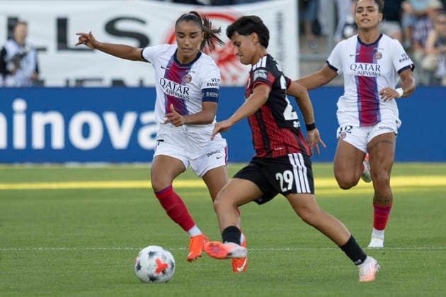 UWCL Qualifikation: Eintracht Frankfurt - Paris Saint-Germain, 26.08.2026 Sakina Karchaoui (Paris Saint-Germain PSG 7) & Dilara Acikgöz (Eintracht Frankfurt 29) im Kampf um den Ball, Eintracht Frankfurt - Paris Saint-Germain, Frankfurt, Stadion am Brentanobad, 26.8.2026 Copyright: xBEAUTIFULxSPORTS Gawlikx
