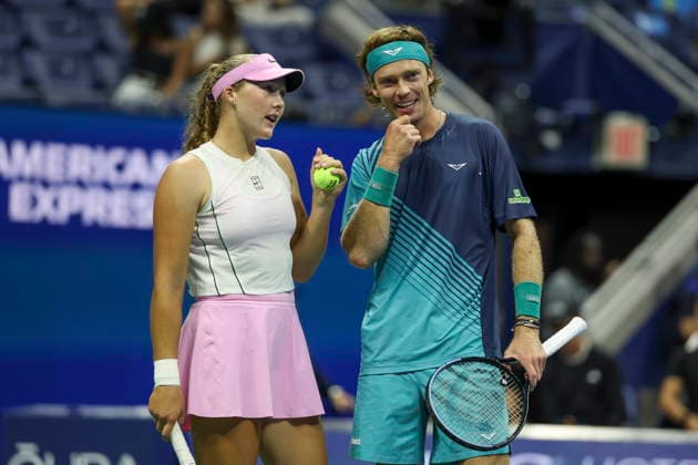 2026 US Open Mixed Doubles Championship semifinals Mirra Andreeva (L) and Andrey Rublev (L) of Russia talk between sets during the semifinal round of the Mixed Doubles Championship against Karolina Muchova and Jakub Mensik of Czechia at the Arthur Ashe Stadium in the USTA Billie Jean King National Tennis Center in Flushing Meadows, New York, USA, 26 August 2026. FLUSHING MEADOWS NEW YORK UNITED STATES  Copyright: xSARAHxYENESELx