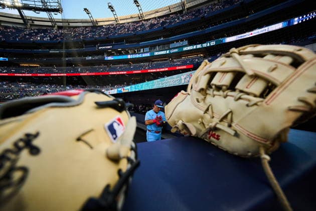 August 26, 2026, Toronto, On, Canada: Toronto Blue Jays Kazuma Okamoto (7) gets ready in the dugout before MLB, Baseball Herren, USA baseball action against the Kansas City Royals in Toronto, on Wednesday, Aug. 26, 2026. Canada News - August 26, 2026 - ZUMAc35_ 20260826_zaf_c35_083 Copyright: xSammyxKoganx