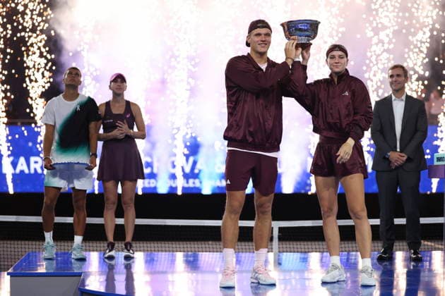 2026 US Open Mixed Doubles Championship Jakub Mensik (C) and Karolina Muchova (2-R) of Czechia pose with their trophy after winning the final round of the Mixed Doubles Championship against Flavio Cobolli (L) of Italy and Belinda Bencic (2-L) of Switzerland at the Arthur Ashe Stadium in the USTA Billie Jean King National Tennis Center in Flushing Meadows, New York, USA, 26 August 2026. FLUSHING MEADOWS NEW YORK UNITED STATES  Copyright: xSARAHxYENESELx