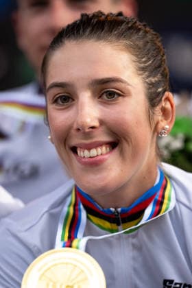 UCI MTB World Championship, WM, Weltmeisterschaft - Val Di Sole 2026 Valentina Corvi of Italy, World Champion in the Team Relay, celebrates on the podium during the UCI Mountain Bike World Championships Val di Sole 2026 in Val di Sole, Italy, on August 26, 2026. Val di Sole Italy  Copyright: xFilipxBezdÄ›kx originalFilename:bezdek-notitle260826_npHmc.jpg