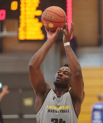 Ludwigsburg , Basketball Testspiel MHP Riesen Ludwigsburg vs. HAKRO Merlins Crailsheim , Maxwell Dongmo Temoka ( Riesen )