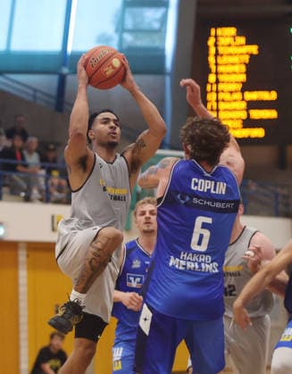 Ludwigsburg , Basketball Testspiel MHP Riesen Ludwigsburg vs. HAKRO Merlins Crailsheim , links: Ish Leggett ( Riesen )
