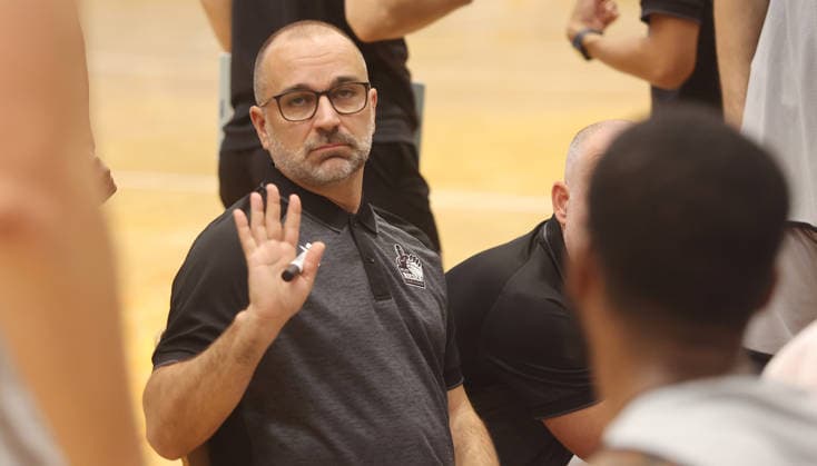 Ludwigsburg , Basketball Testspiel MHP Riesen Ludwigsburg vs. HAKRO Merlins Crailsheim , Trainer Carles Duran ( Riesen )
