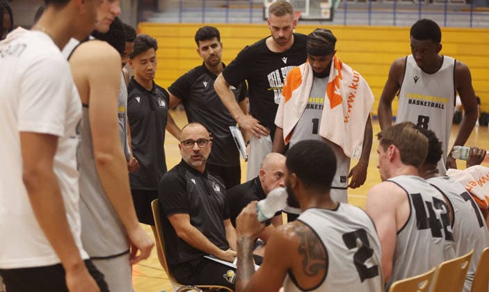 Ludwigsburg , Basketball Testspiel MHP Riesen Ludwigsburg vs. HAKRO Merlins Crailsheim , Trainer Carles Duran ( Riesen ) mit seiner Mannschaft bei einer Auszeit
