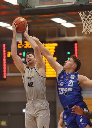 Ludwigsburg , Basketball Testspiel MHP Riesen Ludwigsburg vs. HAKRO Merlins Crailsheim , von links: Tommy Rutherford ( Riesen ) Till Isemann ( Merlins )