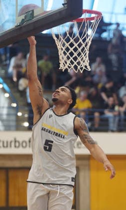 Ludwigsburg , Basketball Testspiel MHP Riesen Ludwigsburg vs. HAKRO Merlins Crailsheim , Ish Leggett ( Riesen )