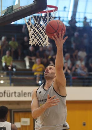 Ludwigsburg , Basketball Testspiel MHP Riesen Ludwigsburg vs. HAKRO Merlins Crailsheim , Jonas Wohlfarth-Bottermann ( Riesen )