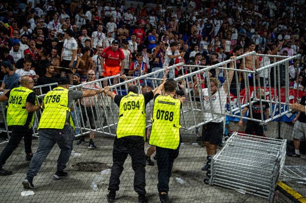 OL - Fenerbahçe SK à Décines-Charpieu le 26 aout 2026. Nicolas Liponne MAXPPP - Décines-Charpieu 26 08 2026 Des supporters de l OL tentent d entrer sur le terrain à la fin du match de football entre l Olympique Lyonnais (OL) et Fenerbahçe SK dans le cadre du match retour des barrages de Ligue des champions, au stade de Lyon, le Groupama Stadium, à Décines-Charpieu, le 26 aout 2026. Soccer match between Olympique Lyonnais (OL) and Fenerbahçe SK in the second leg of the Champions League playoffs at Lyon’s Groupama Stadium in Décines-Charpieu on August 26, 2026. Décines-Charpieu Auvergne Rhône-Alpes France  Copyright: xMAXPPPxNicolasxLiponnex NLP202608262924 NLP202608262924