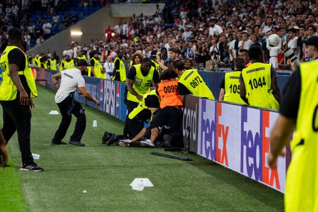 OL - Fenerbahçe SK à Décines-Charpieu le 26 aout 2026. Nicolas Liponne MAXPPP - Décines-Charpieu 26 08 2026 Des supporters de l OL tentent d entrer sur le terrain à la fin du match de football entre l Olympique Lyonnais (OL) et Fenerbahçe SK dans le cadre du match retour des barrages de Ligue des champions, au stade de Lyon, le Groupama Stadium, à Décines-Charpieu, le 26 aout 2026. Soccer match between Olympique Lyonnais (OL) and Fenerbahçe SK in the second leg of the Champions League playoffs at Lyon’s Groupama Stadium in Décines-Charpieu on August 26, 2026. Décines-Charpieu Auvergne Rhône-Alpes France  Copyright: xMAXPPPxNicolasxLiponnex NLP202608262970 NLP202608262970