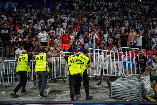 OL - Fenerbahçe SK à Décines-Charpieu le 26 aout 2026. Nicolas Liponne MAXPPP - Décines-Charpieu 26 08 2026 Des supporters de l OL tentent d entrer sur le terrain à la fin du match de football entre l Olympique Lyonnais (OL) et Fenerbahçe SK dans le cadre du match retour des barrages de Ligue des champions, au stade de Lyon, le Groupama Stadium, à Décines-Charpieu, le 26 aout 2026. Soccer match between Olympique Lyonnais (OL) and Fenerbahçe SK in the second leg of the Champions League playoffs at Lyon’s Groupama Stadium in Décines-Charpieu on August 26, 2026. Décines-Charpieu Auvergne Rhône-Alpes France  Copyright: xMAXPPPxNicolasxLiponnex NLP202608262972 NLP202608262972