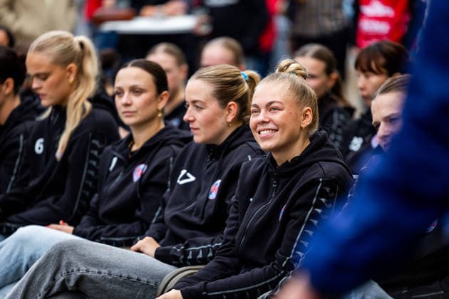 26.08.2026, GER, Handball, Frauen, Saison 2026 2027, Alsco 1.Bl, Thüringer HC Saisoneröffnung Lotta Heider (Thueringer HC,7) Der Thüringer HC hatte seine Fans Presse zum Saisonstart geladen. Neben einigen Talks, unter anderen mit dem Trainerteam um Herbert Müller, wurde auch die neue Mannschaft für die Saison 26 27 vorgestellt. Im Anschluss konnten die Fans noch Autogramme sammeln sowie gemeinsame Fotos mit den Spielerinnen machen. 99947 Bad Langensalza Kurpark am Frederikenschlössche Thüringen Deutschland *** August 26, 2026, GER, Handball, Women, 2026–2027 Season, Alsco 1st Division, Thüringer HC Season Opener Lotta Heider Thüringer HC, 7 The Thüringer HC invited its fans and the press to the season opener. In addition to several talks, including one with the coaching staff led by Herbert Müller, the new team for the 26–27 season was also introduced. Afterward, fans had the opportunity to get autographs and take photos with the players. 99947 Bad Langensalza, Kurpark am Frederikenschlössche, Thuringia, Germany