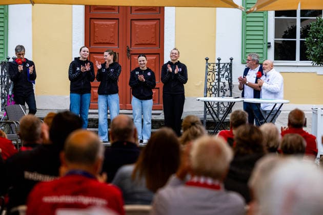 26.08.2026, GER, Handball, Frauen, Saison 2026 2027, Alsco 1.Bl, Thüringer HC Saisoneröffnung Anna Szabo (Thueringer HC,26), Teresa von Prittwitz (Thueringer HC,22), Sabrina Troester (Thueringer HC,19), Lotta Heider (Thueringer HC,7) Der Thüringer HC hatte seine Fans Presse zum Saisonstart geladen. Neben einigen Talks, unter anderen mit dem Trainerteam um Herbert Müller, wurde auch die neue Mannschaft für die Saison 26 27 vorgestellt. Im Anschluss konnten die Fans noch Autogramme sammeln sowie gemeinsame Fotos mit den Spielerinnen machen. 99947 Bad Langensalza Kurpark am Frederikenschlössche Thüringen Deutschland *** August 26, 2026, GER, Handball, Women, 2026–2027 Season, Alsco 1st Division, Thüringer HC Season Opener Anna Szabo (Thüringer HC), 26, Teresa von Prittwitz (Thüringer HC), 22, Sabrina Troester (Thüringer HC), 19, Lotta Heider (Thüringer HC), 7 The Thüringer HC had invited its fans and the press to the season opener. In addition to several talks, including one with the coaching staff led by Herbert Müller, the new team for the 2026–2027 season was also introduced. Afterward, fans had the opportunity to collect autographs and take photos with the players. 99947 Bad Langensalza, Kurpark am Frederikenschlössche, Thuringia, Germany