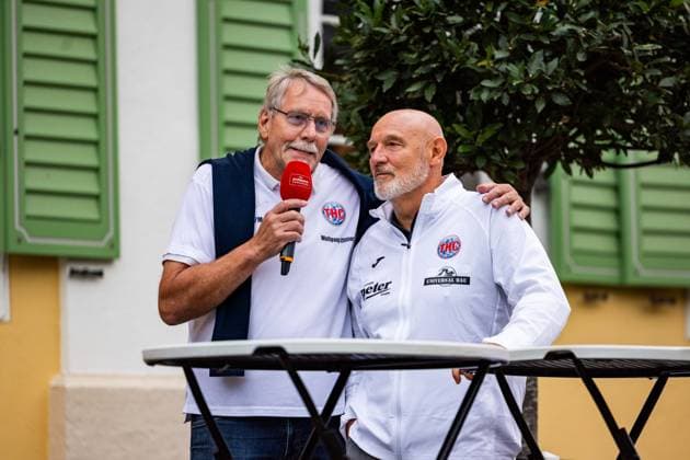 26.08.2026, GER, Handball, Frauen, Saison 2026 2027, Alsco 1.Bl, Thüringer HC Saisoneröffnung Wolfgang Zilling, Herbert Mueller (Thueringer HC,Trainer) Der Thüringer HC hatte seine Fans Presse zum Saisonstart geladen. Neben einigen Talks, unter anderen mit dem Trainerteam um Herbert Müller, wurde auch die neue Mannschaft für die Saison 26 27 vorgestellt. Im Anschluss konnten die Fans noch Autogramme sammeln sowie gemeinsame Fotos mit den Spielerinnen machen. 99947 Bad Langensalza Kurpark am Frederikenschlössche Thüringen Deutschland *** August 26, 2026, GER, Handball, Women, 2026–2027 Season, Alsco 1st Division, Thüringer HC Season Opener Wolfgang Zilling, Herbert Müller, Thüringer HC, Coach The Thüringer HC invited its fans and the press to the season opener. In addition to several talks, including one with the coaching staff led by Herbert Müller, the new team for the 26–27 season was also introduced. Afterward, fans had the opportunity to collect autographs and take photos with the players. 99947 Bad Langensalza, Kurpark am Frederikenschlössche, Thuringia, Germany