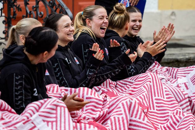 26.08.2026, GER, Handball, Frauen, Saison 2026 2027, Alsco 1.Bl, Thüringer HC Saisoneröffnung Sabrina Troester (Thueringer HC,19), Levke Kretschmann (Thueringer HC,14) Der Thüringer HC hatte seine Fans Presse zum Saisonstart geladen. Neben einigen Talks, unter anderen mit dem Trainerteam um Herbert Müller, wurde auch die neue Mannschaft für die Saison 26 27 vorgestellt. Im Anschluss konnten die Fans noch Autogramme sammeln sowie gemeinsame Fotos mit den Spielerinnen machen. 99947 Bad Langensalza Kurpark am Frederikenschlössche Thüringen Deutschland *** August 26, 2026, GER, Handball, Women, 2026–2027 Season, Alsco 1st Division, Thüringer HC Season Opener: Sabrina Troester (Thüringer HC, 19), Levke Kretschmann (Thüringer HC, 14). The Thüringer HC invited its fans and the press to the season opener. In addition to several panel discussions, including one with the coaching staff led by Herbert Müller, the new team for the 26–27 season was also introduced. Afterward, fans had the opportunity to collect autographs and take photos with the players. 99947 Bad Langensalza, Kurpark am Frederikenschlössche, Thuringia, Germany