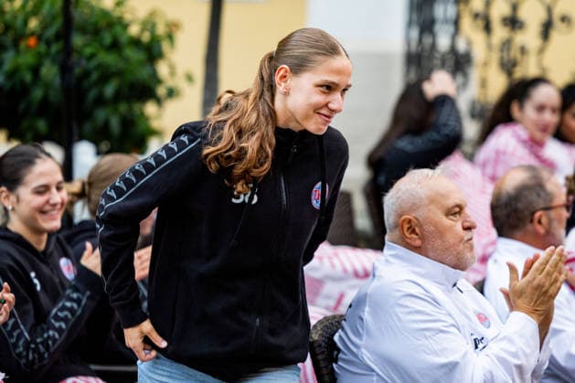 26.08.2026, GER, Handball, Frauen, Saison 2026 2027, Alsco 1.Bl, Thüringer HC Saisoneröffnung Dilayla Alarslan (Thueringer HC,38) Der Thüringer HC hatte seine Fans Presse zum Saisonstart geladen. Neben einigen Talks, unter anderen mit dem Trainerteam um Herbert Müller, wurde auch die neue Mannschaft für die Saison 26 27 vorgestellt. Im Anschluss konnten die Fans noch Autogramme sammeln sowie gemeinsame Fotos mit den Spielerinnen machen. 99947 Bad Langensalza Kurpark am Frederikenschlössche Thüringen Deutschland *** August 26, 2026, GER, Handball, Women, 2026–2027 Season, Alsco 1st Division, Thüringer HC Season Opener Dilayla Alarslan Thüringer HC, 38 The Thüringer HC had invited its fans and the press to the season opener. In addition to several talks, including one with the coaching staff led by Herbert Müller, the new team for the 26–27 season was also introduced. Afterward, fans had the opportunity to get autographs and take photos with the players. 99947 Bad Langensalza, Kurpark am Frederikenschlössche, Thuringia, Germany