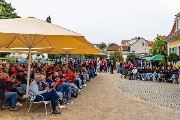 26.08.2026, GER, Handball, Frauen, Saison 2026 2027, Alsco 1.Bl, Thüringer HC Saisoneröffnung Der Thüringer HC hatte seine Fans Presse zum Saisonstart geladen. Neben einigen Talks, unter anderen mit dem Trainerteam um Herbert Müller, wurde auch die neue Mannschaft für die Saison 26 27 vorgestellt. Im Anschluss konnten die Fans noch Autogramme sammeln sowie gemeinsame Fotos mit den Spielerinnen machen. 99947 Bad Langensalza Kurpark am Frederikenschlössche Thüringen Deutschland *** August 26, 2026, GER, Handball, Women, 2026–2027 Season, Alsco 1st Division, Thüringer HC Season Opener The Thüringer HC invited its fans and the press to the season opener. In addition to several panel discussions, including one with the coaching staff led by Herbert Müller, the new team for the 26–27 season was also introduced. Afterward, fans had the opportunity to collect autographs and take photos with the players. 99947 Bad Langensalza, Kurpark am Frederikenschlössche, Thuringia, Germany