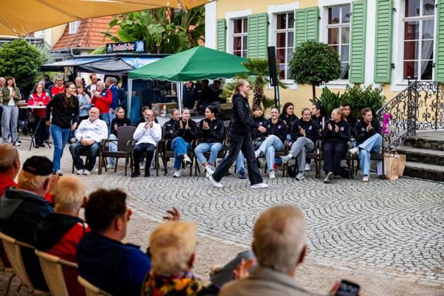 26.08.2026, GER, Handball, Frauen, Saison 2026 2027, Alsco 1.Bl, Thüringer HC Saisoneröffnung Der Thüringer HC hatte seine Fans Presse zum Saisonstart geladen. Neben einigen Talks, unter anderen mit dem Trainerteam um Herbert Müller, wurde auch die neue Mannschaft für die Saison 26 27 vorgestellt. Im Anschluss konnten die Fans noch Autogramme sammeln sowie gemeinsame Fotos mit den Spielerinnen machen. 99947 Bad Langensalza Kurpark am Frederikenschlössche Thüringen Deutschland *** August 26, 2026, GER, Handball, Women, 2026–2027 Season, Alsco 1st Division, Thüringer HC Season Opener The Thüringer HC invited its fans and the press to the season opener. In addition to several panel discussions, including one with the coaching staff led by Herbert Müller, the new team for the 26–27 season was also introduced. Afterward, fans had the opportunity to collect autographs and take photos with the players. 99947 Bad Langensalza, Kurpark am Frederikenschlössche, Thuringia, Germany