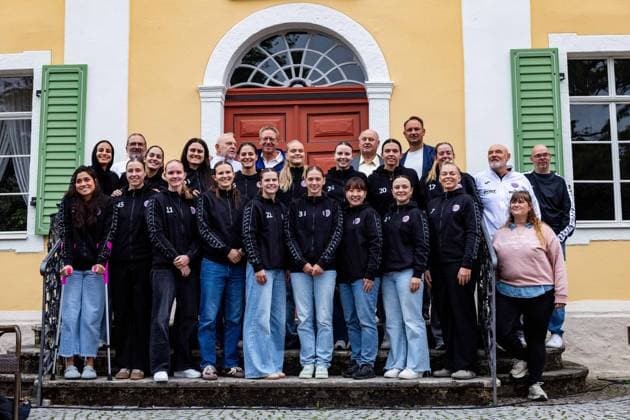 26.08.2026, GER, Handball, Frauen, Saison 2026 2027, Alsco 1.Bl, Thüringer HC Saisoneröffnung Der Thüringer HC hatte seine Fans Presse zum Saisonstart geladen. Neben einigen Talks, unter anderen mit dem Trainerteam um Herbert Müller, wurde auch die neue Mannschaft für die Saison 26 27 vorgestellt. Im Anschluss konnten die Fans noch Autogramme sammeln sowie gemeinsame Fotos mit den Spielerinnen machen. Teamarzt: Dr. Med. Guntram Krzok, Helfried Mueller (Thueringer HC,Co-Trainer), Robert Boehm (Geschaeftsfuehrer Universalbau GmBH Gesellschafter THC GmbH), Helmut Peter (Geschaeftsfuehrer (Autohaus Peter Gruppe Gesellschafter THC Sport GmbH), Maie Gomma (Thueringer HC,1), Kelly de Abreu Rosa (Thueringer HC,77), Macela Arounian (Thueringer HC,36), Luca Csikos (Thueringer HC,5), Alfa Bra Oddsdottir Hagalin (Thueringer HC,6), Anna Szabo (Thueringer HC,26), Jana Leonie Scheib (Thueringer HC,20), Levke Kretschmann (Thueringer HC,14), Herbert Mueller (Thueringer HC,Trainer), Maik Schenk (Geschaeftsfuehrer Thueringer HC), Giulia Guarieiro (Thueringer HC,13), Jolina Huhnstock (Thueringer HC,45), Teresa von Prittwitz (Thueringer HC,22), Dilayla Alarslan (Thueringer HC,38), Natsuki Aizawa (Thueringer HC,23), Sabrina Troester (Thueringer HC,19), Lotta Heider (Thueringer HC,7), Isabell Baumbach 99947 Bad Langensalza Kurpark am Frederikenschlössche Thüringen Deutschland *** August 26, 2026, GER, Handball, Women, 2026–2027 Season, Alsco 1st Division, Thüringer HC Season Opener The Thüringer HC invited its fans and the press to the season opener. In addition to several talks, including one with the coaching staff led by Herbert Müller, the new team for the 26–27 season was also introduced. Afterward, fans had the opportunity to collect autographs and take group photos with the players. Team physician Dr. med. Guntram Krzok, Helfried Mueller of Thüringer HC,Assistant Coach Robert Boehm, Managing Director of Universalbau GmbH and shareholder of THC Sport GmbH; Helmut Peter, Managing Director of Autohaus Peter Gruppe and shareholder of THC Sport GmbH; Maie Gomma, Thuringer HC, 1; Kelly de Abreu Rosa, Thuringer HC, 77; Macela Arounian, Thuringer HC, 36; Luca Csikos, Thuringer HC, 5; Alfa Bra Oddsdottir Hagalin, Thuringer HC, 6; Anna Szabo, Thuringer HC, 26; Jana Leonie Scheib, Thuringer HC, 20, Levke Kretschmann, Thuringer HC, 14, Herbert Mueller, Thuringer HC, Coach, Maik Schenk, Managing Director, Thuringer HC, Giulia Guarieiro, Thuringer HC, 13, Jolina Huhnstock Thuringian HC, 45, Teresa von Prittwitz Thuringian HC, 22, Dilayla Alarslan Thuringian HC, 38, Natsuki Aizawa, Thuringian HC, 23, Sabrina Troester, Thuringian HC, 19, Lotta Heider, Thuringian HC, 7, Isabell Baumbach, 99947 Bad Langensalza, Kurpark am Frederikenschlössche, Thuringia, Germany