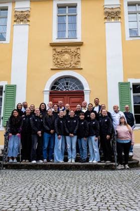 26.08.2026, GER, Handball, Frauen, Saison 2026 2027, Alsco 1.Bl, Thüringer HC Saisoneröffnung Der Thüringer HC hatte seine Fans Presse zum Saisonstart geladen. Neben einigen Talks, unter anderen mit dem Trainerteam um Herbert Müller, wurde auch die neue Mannschaft für die Saison 26 27 vorgestellt. Im Anschluss konnten die Fans noch Autogramme sammeln sowie gemeinsame Fotos mit den Spielerinnen machen. Teamarzt: Dr. Med. Guntram Krzok, Helfried Mueller (Thueringer HC,Co-Trainer), Robert Boehm (Geschaeftsfuehrer Universalbau GmBH Gesellschafter THC GmbH), Helmut Peter (Geschaeftsfuehrer (Autohaus Peter Gruppe Gesellschafter THC Sport GmbH), Maie Gomma (Thueringer HC,1), Kelly de Abreu Rosa (Thueringer HC,77), Macela Arounian (Thueringer HC,36), Luca Csikos (Thueringer HC,5), Alfa Bra Oddsdottir Hagalin (Thueringer HC,6), Anna Szabo (Thueringer HC,26), Jana Leonie Scheib (Thueringer HC,20), Levke Kretschmann (Thueringer HC,14), Herbert Mueller (Thueringer HC,Trainer), Maik Schenk (Geschaeftsfuehrer Thueringer HC), Giulia Guarieiro (Thueringer HC,13), Jolina Huhnstock (Thueringer HC,45), Teresa von Prittwitz (Thueringer HC,22), Dilayla Alarslan (Thueringer HC,38), Natsuki Aizawa (Thueringer HC,23), Sabrina Troester (Thueringer HC,19), Lotta Heider (Thueringer HC,7), Isabell Baumbach 99947 Bad Langensalza Kurpark am Frederikenschlössche Thüringen Deutschland *** August 26, 2026, GER, Handball, Women, 2026–2027 Season, Alsco 1st Division, Thüringer HC Season Opener The Thüringer HC invited its fans and the press to the season opener. In addition to several talks, including one with the coaching staff led by Herbert Müller, the new team for the 26–27 season was also introduced. Afterward, fans had the opportunity to collect autographs and take group photos with the players. Team physician Dr. med. Guntram Krzok, Helfried Mueller of Thüringer HC,Assistant Coach Robert Boehm, Managing Director of Universalbau GmbH and shareholder of THC Sport GmbH; Helmut Peter, Managing Director of Autohaus Peter Gruppe and shareholder of THC Sport GmbH; Maie Gomma, Thuringer HC, 1; Kelly de Abreu Rosa, Thuringer HC, 77; Macela Arounian, Thuringer HC, 36; Luca Csikos, Thuringer HC, 5; Alfa Bra Oddsdottir Hagalin, Thuringer HC, 6; Anna Szabo, Thuringer HC, 26; Jana Leonie Scheib, Thuringer HC, 20, Levke Kretschmann, Thuringer HC, 14, Herbert Mueller, Thuringer HC, Coach, Maik Schenk, Managing Director, Thuringer HC, Giulia Guarieiro, Thuringer HC, 13, Jolina Huhnstock Thuringian HC, 45, Teresa von Prittwitz Thuringian HC, 22, Dilayla Alarslan Thuringian HC, 38, Natsuki Aizawa, Thuringian HC, 23, Sabrina Troester, Thuringian HC, 19, Lotta Heider, Thuringian HC, 7, Isabell Baumbach, 99947 Bad Langensalza, Kurpark am Frederikenschlössche, Thuringia, Germany
