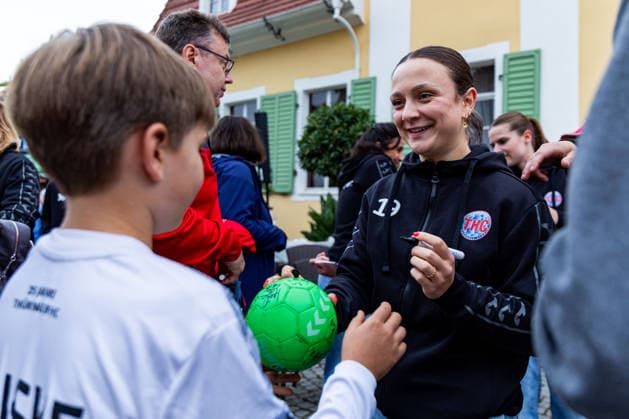 26.08.2026, GER, Handball, Frauen, Saison 2026 2027, Alsco 1.Bl, Thüringer HC Saisoneröffnung Sabrina Troester (Thueringer HC,19) Der Thüringer HC hatte seine Fans Presse zum Saisonstart geladen. Neben einigen Talks, unter anderen mit dem Trainerteam um Herbert Müller, wurde auch die neue Mannschaft für die Saison 26 27 vorgestellt. Im Anschluss konnten die Fans noch Autogramme sammeln sowie gemeinsame Fotos mit den Spielerinnen machen. 99947 Bad Langensalza Kurpark am Frederikenschlössche Thüringen Deutschland *** August 26, 2026, GER, Handball, Women, 2026–2027 Season, Alsco 1st Division, Thüringer HC Season Opener Sabrina Troester, Thüringer HC, 19 The Thüringer HC invited its fans and the press to the season opener. In addition to several panel discussions, including one with the coaching staff led by Herbert Müller, the new team for the 26–27 season was also introduced. Afterward, fans had the opportunity to get autographs and take photos with the players. 99947 Bad Langensalza, Kurpark am Frederikenschlössche, Thuringia, Germany