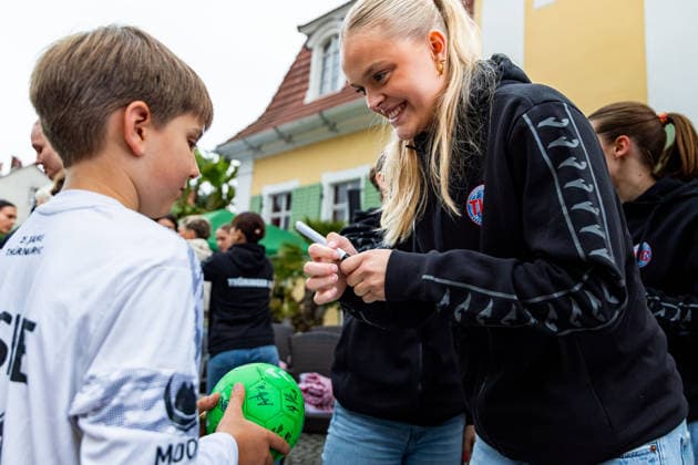 26.08.2026, GER, Handball, Frauen, Saison 2026 2027, Alsco 1.Bl, Thüringer HC Saisoneröffnung Alfa Bra Oddsdottir Hagalin (Thueringer HC,6) Der Thüringer HC hatte seine Fans Presse zum Saisonstart geladen. Neben einigen Talks, unter anderen mit dem Trainerteam um Herbert Müller, wurde auch die neue Mannschaft für die Saison 26 27 vorgestellt. Im Anschluss konnten die Fans noch Autogramme sammeln sowie gemeinsame Fotos mit den Spielerinnen machen. 99947 Bad Langensalza Kurpark am Frederikenschlössche Thüringen Deutschland *** August 26, 2026, GER, Handball, Women, 2026–2027 Season, Alsco 1st Division, Thüringer HC Season Opener: Alfa Bra Oddsdottir, Hagalin, Thüringer HC, 6. The Thüringer HC invited its fans and the press to the season opener. In addition to several talks, including one with the coaching staff led by Herbert Müller, the new team for the 26–27 season was also introduced. Afterward, fans had the opportunity to collect autographs and take photos with the players. 99947 Bad Langensalza, Kurpark am Frederikenschlössche, Thuringia, Germany