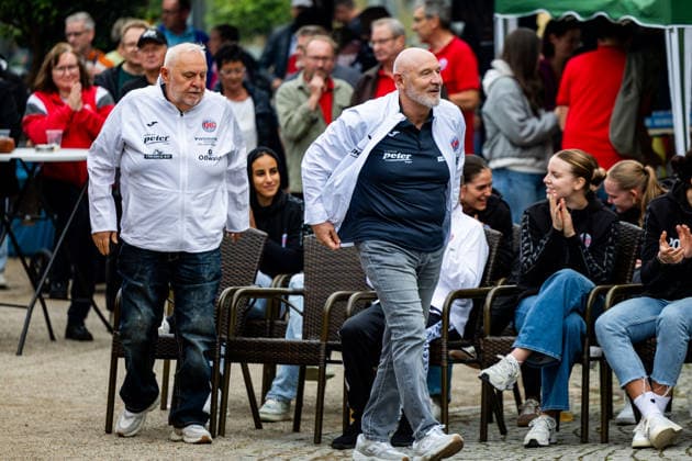 26.08.2026, GER, Handball, Frauen, Saison 2026 2027, Alsco 1.Bl, Thüringer HC Saisoneröffnung Herbert Mueller (Thueringer HC,Trainer), Helfried Mueller (Thueringer HC,Co-Trainer) Der Thüringer HC hatte seine Fans Presse zum Saisonstart geladen. Neben einigen Talks, unter anderen mit dem Trainerteam um Herbert Müller, wurde auch die neue Mannschaft für die Saison 26 27 vorgestellt. Im Anschluss konnten die Fans noch Autogramme sammeln sowie gemeinsame Fotos mit den Spielerinnen machen. 99947 Bad Langensalza Kurpark am Frederikenschlössche Thüringen Deutschland *** August 26, 2026, GER, Handball, Women, 2026–2027 Season, Alsco 1st Division, Thüringer HC Season Opener Herbert Müller, Thüringer HC Head Coach; Helfried Müller, Thüringer HC Assistant Coach. The Thüringer HC invited its fans and the press to the season opener. In addition to several talks, including one with the coaching staff led by Herbert Müller, the new team for the 26–27 season was also introduced. Afterward, fans had the opportunity to collect autographs and take group photos with the players. 99947 Bad Langensalza, Kurpark am Frederikenschlössche, Thuringia, Germany