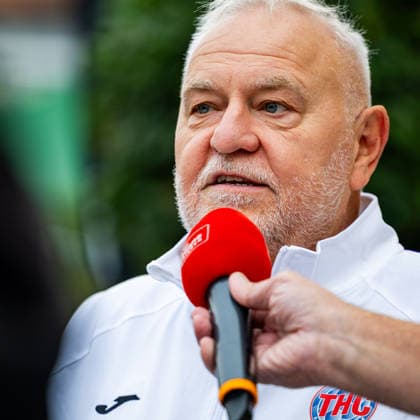 26.08.2026, GER, Handball, Frauen, Saison 2026 2027, Alsco 1.Bl, Thüringer HC Saisoneröffnung Helfried Mueller (Thueringer HC,Co-Trainer) Der Thüringer HC hatte seine Fans Presse zum Saisonstart geladen. Neben einigen Talks, unter anderen mit dem Trainerteam um Herbert Müller, wurde auch die neue Mannschaft für die Saison 26 27 vorgestellt. Im Anschluss konnten die Fans noch Autogramme sammeln sowie gemeinsame Fotos mit den Spielerinnen machen. 99947 Bad Langensalza Kurpark am Frederikenschlössche Thüringen Deutschland *** August 26, 2026, GER, Handball, Women, 2026–2027 Season, Alsco 1st Division, Thüringer HC Season Opener: Helfried Mueller, Thüringer HC, Assistant Coach. The Thüringer HC invited its fans and the press to the season opener. In addition to several talks, including one with the coaching staff led by Herbert Müller, the new team for the 26–27 season was also introduced. Afterward, fans had the opportunity to collect autographs and take group photos with the players. 99947 Bad Langensalza, Kurpark am Frederikenschlössche, Thuringia, Germany