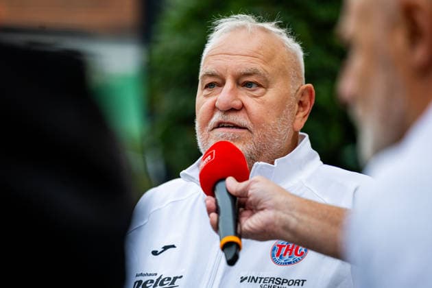 26.08.2026, GER, Handball, Frauen, Saison 2026 2027, Alsco 1.Bl, Thüringer HC Saisoneröffnung Helfried Mueller (Thueringer HC,Co-Trainer) Der Thüringer HC hatte seine Fans Presse zum Saisonstart geladen. Neben einigen Talks, unter anderen mit dem Trainerteam um Herbert Müller, wurde auch die neue Mannschaft für die Saison 26 27 vorgestellt. Im Anschluss konnten die Fans noch Autogramme sammeln sowie gemeinsame Fotos mit den Spielerinnen machen. 99947 Bad Langensalza Kurpark am Frederikenschlössche Thüringen Deutschland *** August 26, 2026, GER, Handball, Women, 2026–2027 Season, Alsco 1st Division, Thüringer HC Season Opener: Helfried Mueller, Thüringer HC, Assistant Coach. The Thüringer HC invited its fans and the press to the season opener. In addition to several talks, including one with the coaching staff led by Herbert Müller, the new team for the 26–27 season was also introduced. Afterward, fans had the opportunity to collect autographs and take group photos with the players. 99947 Bad Langensalza, Kurpark am Frederikenschlössche, Thuringia, Germany
