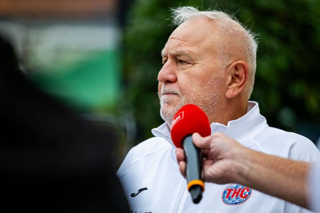 26.08.2026, GER, Handball, Frauen, Saison 2026 2027, Alsco 1.Bl, Thüringer HC Saisoneröffnung Helfried Mueller (Thueringer HC,Co-Trainer) Der Thüringer HC hatte seine Fans Presse zum Saisonstart geladen. Neben einigen Talks, unter anderen mit dem Trainerteam um Herbert Müller, wurde auch die neue Mannschaft für die Saison 26 27 vorgestellt. Im Anschluss konnten die Fans noch Autogramme sammeln sowie gemeinsame Fotos mit den Spielerinnen machen. 99947 Bad Langensalza Kurpark am Frederikenschlössche Thüringen Deutschland *** August 26, 2026, GER, Handball, Women, 2026–2027 Season, Alsco 1st Division, Thüringer HC Season Opener: Helfried Mueller, Thüringer HC, Assistant Coach. The Thüringer HC invited its fans and the press to the season opener. In addition to several talks, including one with the coaching staff led by Herbert Müller, the new team for the 26–27 season was also introduced. Afterward, fans had the opportunity to collect autographs and take group photos with the players. 99947 Bad Langensalza, Kurpark am Frederikenschlössche, Thuringia, Germany