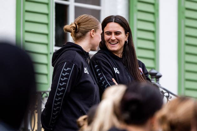 26.08.2026, GER, Handball, Frauen, Saison 2026 2027, Alsco 1.Bl, Thüringer HC Saisoneröffnung Jolina Huhnstock (Thueringer HC,45), Macela Arounian (Thueringer HC,36) Der Thüringer HC hatte seine Fans Presse zum Saisonstart geladen. Neben einigen Talks, unter anderen mit dem Trainerteam um Herbert Müller, wurde auch die neue Mannschaft für die Saison 26 27 vorgestellt. Im Anschluss konnten die Fans noch Autogramme sammeln sowie gemeinsame Fotos mit den Spielerinnen machen. 99947 Bad Langensalza Kurpark am Frederikenschlössche Thüringen Deutschland *** August 26, 2026, GER, Handball, Women, 2026–2027 Season, Alsco 1st Division, Thüringer HC Season Opener: Jolina Huhnstock (Thüringer HC, 45), Macela Arounian (Thüringer HC, 36). The Thüringer HC invited its fans and the press to the season opener. In addition to several talks, including one with the coaching staff led by Herbert Müller, the new team for the 26–27 season was also introduced. Afterward, fans had the chance to get autographs and take photos with the players. 99947 Bad Langensalza, Kurpark am Frederikenschlössche, Thuringia, Germany