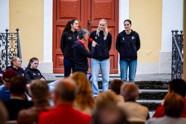 26.08.2026, GER, Handball, Frauen, Saison 2026 2027, Alsco 1.Bl, Thüringer HC Saisoneröffnung Kelly de Abreu Rosa (Thueringer HC,77), Alfa Bra Oddsdottir Hagalin (Thueringer HC,6), Luca Csikos (Thueringer HC,5) Der Thüringer HC hatte seine Fans Presse zum Saisonstart geladen. Neben einigen Talks, unter anderen mit dem Trainerteam um Herbert Müller, wurde auch die neue Mannschaft für die Saison 26 27 vorgestellt. Im Anschluss konnten die Fans noch Autogramme sammeln sowie gemeinsame Fotos mit den Spielerinnen machen. 99947 Bad Langensalza Kurpark am Frederikenschlössche Thüringen Deutschland *** August 26, 2026, GER, Handball, Women, 2026–2027 Season, Alsco 1st Division, Thüringer HC Season Opener: Kelly de Abreu Rosa (Thüringer HC, 77), Alfa Bra Oddsdottir Hagalin (Thüringer HC, 6), Luca Csikos (Thüringer HC, 5). Thüringer HC invited its fans and the press to the season opener. In addition to several talks, including one with the coaching staff led by Herbert Müller, the new team for the 26–27 season was also introduced. Afterward, fans had the opportunity to collect autographs and take photos with the players. 99947 Bad Langensalza, Kurpark am Frederikenschlössche, Thuringia, Germany