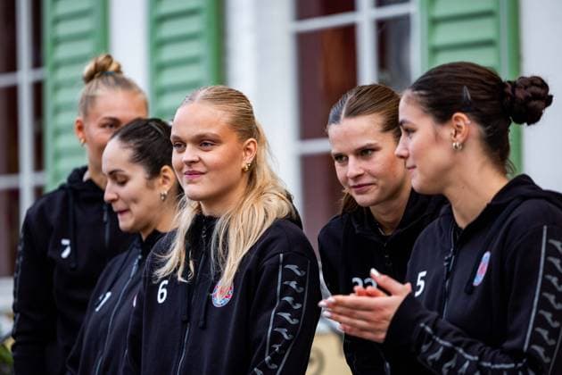 26.08.2026, GER, Handball, Frauen, Saison 2026 2027, Alsco 1.Bl, Thüringer HC Saisoneröffnung Alfa Bra Oddsdottir Hagalin (Thueringer HC,6) Der Thüringer HC hatte seine Fans Presse zum Saisonstart geladen. Neben einigen Talks, unter anderen mit dem Trainerteam um Herbert Müller, wurde auch die neue Mannschaft für die Saison 26 27 vorgestellt. Im Anschluss konnten die Fans noch Autogramme sammeln sowie gemeinsame Fotos mit den Spielerinnen machen. 99947 Bad Langensalza Kurpark am Frederikenschlössche Thüringen Deutschland *** August 26, 2026, GER, Handball, Women, 2026–2027 Season, Alsco 1st Division, Thüringer HC Season Opener: Alfa Bra Oddsdottir Hagalin, Thüringer HC, 6. The Thüringer HC had invited its fans and the press to the season opener. In addition to several talks, including one with the coaching staff led by Herbert Müller, the new team for the 26–27 season was also introduced. Afterward, fans had the opportunity to collect autographs and take photos with the players. 99947 Bad Langensalza, Kurpark am Frederikenschlössche, Thuringia, Germany