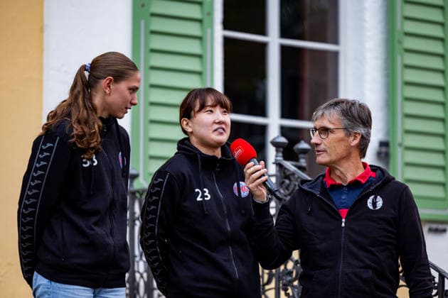 26.08.2026, GER, Handball, Frauen, Saison 2026 2027, Alsco 1.Bl, Thüringer HC Saisoneröffnung Dilayla Alarslan (Thueringer HC,38), Natsuki Aizawa (Thueringer HC,23) Der Thüringer HC hatte seine Fans Presse zum Saisonstart geladen. Neben einigen Talks, unter anderen mit dem Trainerteam um Herbert Müller, wurde auch die neue Mannschaft für die Saison 26 27 vorgestellt. Im Anschluss konnten die Fans noch Autogramme sammeln sowie gemeinsame Fotos mit den Spielerinnen machen. 99947 Bad Langensalza Kurpark am Frederikenschlössche Thüringen Deutschland *** August 26, 2026, GER, Handball, Women, 2026–2027 Season, Alsco 1st Division, Thüringer HC Season Opener Dilayla Alarslan, Thüringer HC, 38; Natsuki Aizawa, Thüringer HC, 23. The Thüringer HC invited its fans and the press to the season opener. In addition to several talks, including one with the coaching staff led by Herbert Müller, the new team for the 26–27 season was also introduced. Afterward, fans had the chance to get autographs and take group photos with the players. 99947 Bad Langensalza, Kurpark am Frederikenschlössche, Thuringia, Germany