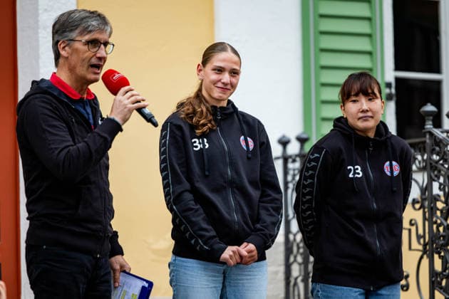 26.08.2026, GER, Handball, Frauen, Saison 2026 2027, Alsco 1.Bl, Thüringer HC Saisoneröffnung Dilayla Alarslan (Thueringer HC,38), Natsuki Aizawa (Thueringer HC,23) Der Thüringer HC hatte seine Fans Presse zum Saisonstart geladen. Neben einigen Talks, unter anderen mit dem Trainerteam um Herbert Müller, wurde auch die neue Mannschaft für die Saison 26 27 vorgestellt. Im Anschluss konnten die Fans noch Autogramme sammeln sowie gemeinsame Fotos mit den Spielerinnen machen. 99947 Bad Langensalza Kurpark am Frederikenschlössche Thüringen Deutschland *** August 26, 2026, GER, Handball, Women, 2026–2027 Season, Alsco 1st Division, Thüringer HC Season Opener Dilayla Alarslan, Thüringer HC, 38; Natsuki Aizawa, Thüringer HC, 23 The Thüringer HC invited its fans and the press to the season opener. In addition to several talks, including one with the coaching staff led by Herbert Müller, the new team for the 26–27 season was also introduced. Afterward, fans had the opportunity to collect autographs and take photos with the players. 99947 Bad Langensalza, Kurpark am Frederikenschlössche, Thuringia, Germany