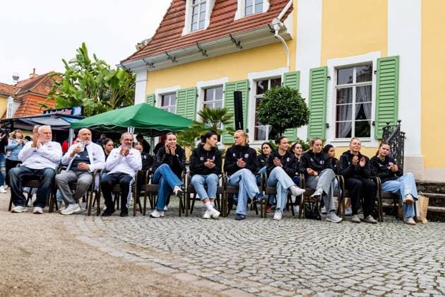 26.08.2026, GER, Handball, Frauen, Saison 2026 2027, Alsco 1.Bl, Thüringer HC Saisoneröffnung Der Thüringer HC hatte seine Fans Presse zum Saisonstart geladen. Neben einigen Talks, unter anderen mit dem Trainerteam um Herbert Müller, wurde auch die neue Mannschaft für die Saison 26 27 vorgestellt. Im Anschluss konnten die Fans noch Autogramme sammeln sowie gemeinsame Fotos mit den Spielerinnen machen. 99947 Bad Langensalza Kurpark am Frederikenschlössche Thüringen Deutschland *** August 26, 2026, GER, Handball, Women, 2026–2027 Season, Alsco 1st Division, Thüringer HC Season Opener The Thüringer HC invited its fans and the press to the season opener. In addition to several panel discussions, including one with the coaching staff led by Herbert Müller, the new team for the 26–27 season was also introduced. Afterward, fans had the chance to collect autographs and take group photos with the players. 99947 Bad Langensalza, Kurpark am Frederikenschlössche, Thuringia, Germany