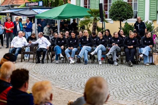 26.08.2026, GER, Handball, Frauen, Saison 2026 2027, Alsco 1.Bl, Thüringer HC Saisoneröffnung Der Thüringer HC hatte seine Fans Presse zum Saisonstart geladen. Neben einigen Talks, unter anderen mit dem Trainerteam um Herbert Müller, wurde auch die neue Mannschaft für die Saison 26 27 vorgestellt. Im Anschluss konnten die Fans noch Autogramme sammeln sowie gemeinsame Fotos mit den Spielerinnen machen. 99947 Bad Langensalza Kurpark am Frederikenschlössche Thüringen Deutschland *** August 26, 2026, GER, Handball, Women, 2026–2027 Season, Alsco 1st Division, Thüringer HC Season Opener The Thüringer HC invited its fans and the press to the season opener. In addition to several panel discussions, including one with the coaching staff led by Herbert Müller, the new team for the 26–27 season was also introduced. Afterward, fans had the chance to collect autographs and take group photos with the players. 99947 Bad Langensalza, Kurpark am Frederikenschlössche, Thuringia, Germany