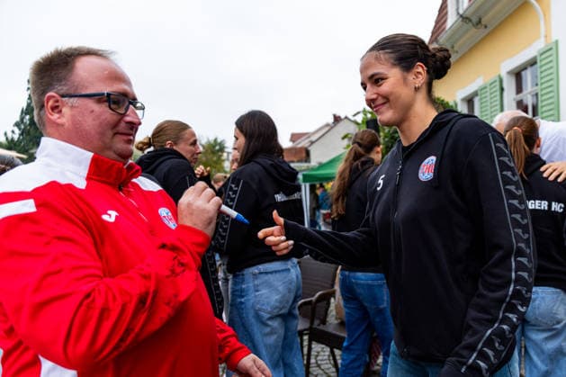 26.08.2026, GER, Handball, Frauen, Saison 2026 2027, Alsco 1.Bl, Thüringer HC Saisoneröffnung Luca Csikos (Thueringer HC,5) Der Thüringer HC hatte seine Fans Presse zum Saisonstart geladen. Neben einigen Talks, unter anderen mit dem Trainerteam um Herbert Müller, wurde auch die neue Mannschaft für die Saison 26 27 vorgestellt. Im Anschluss konnten die Fans noch Autogramme sammeln sowie gemeinsame Fotos mit den Spielerinnen machen. 99947 Bad Langensalza Kurpark am Frederikenschlössche Thüringen Deutschland *** August 26, 2026, GER, Handball, Women, 2026–2027 Season, Alsco 1st Division, Thüringer HC Season Opener Luca Csikos Thüringer HC, 5 The Thüringer HC invited its fans and the press to the season opener. In addition to several talks, including one with the coaching staff led by Herbert Müller, the new team for the 26–27 season was also introduced. Afterward, fans had the chance to collect autographs and take photos with the players. 99947 Bad Langensalza, Kurpark am Frederikenschlössche, Thuringia, Germany