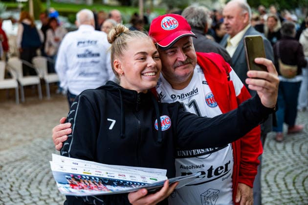26.08.2026, GER, Handball, Frauen, Saison 2026 2027, Alsco 1.Bl, Thüringer HC Saisoneröffnung Lotta Heider (Thueringer HC,7) Der Thüringer HC hatte seine Fans Presse zum Saisonstart geladen. Neben einigen Talks, unter anderen mit dem Trainerteam um Herbert Müller, wurde auch die neue Mannschaft für die Saison 26 27 vorgestellt. Im Anschluss konnten die Fans noch Autogramme sammeln sowie gemeinsame Fotos mit den Spielerinnen machen. 99947 Bad Langensalza Kurpark am Frederikenschlössche Thüringen Deutschland *** August 26, 2026, GER, Handball, Women, 2026–2027 Season, Alsco 1st Division, Thüringer HC Season Opener Lotta Heider Thüringer HC, 7 The Thüringer HC had invited its fans and the press to the season opener. In addition to several talks, including one with the coaching staff led by Herbert Müller, the new team for the 26–27 season was also introduced. Afterward, fans had the opportunity to collect autographs and take group photos with the players. 99947 Bad Langensalza, Kurpark am Frederikenschlössche, Thuringia, Germany