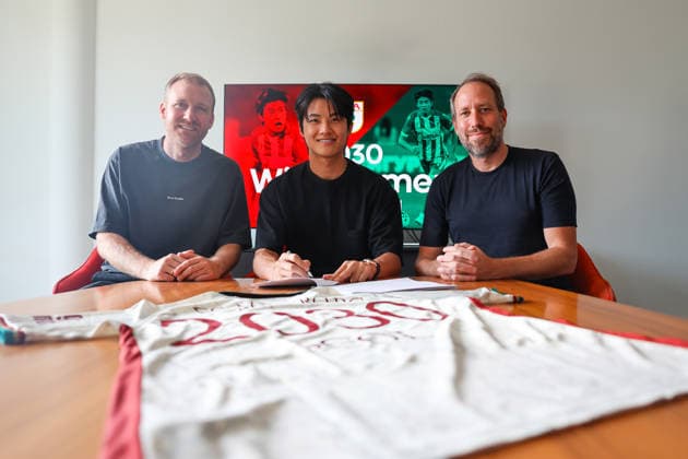27.08..2026, GER, Fussball, Herren, FC Augsburg, Bundesliga, Unterschrift, Youngwoo Seol, FCA, Youngwoo Seol mit Sportdirektor Benni Weber (l.) und Geschäftsführer Michael Ströll (r.) Augsburg *** August 27, 2026, GER, Soccer, Men s, FC Augsburg, Bundesliga, Signing, Youngwoo Seol, FCA, Youngwoo Seol with sporting director Benni Weber (left) and managing director Michael Ströll (right), Augsburg