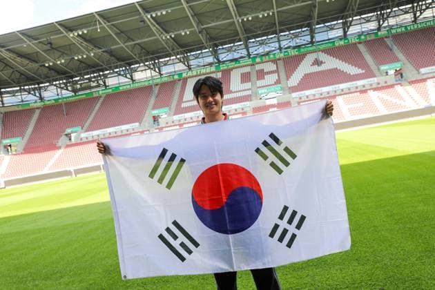 27.08..2026, GER, Fussball, Herren, FC Augsburg, Bundesliga, Unterschrift, Youngwoo Seol, FCA, FCA-Neuzugang Youngwoo Seol Augsburg *** August 27, 2026, GER, Soccer, Men s, FC Augsburg, Bundesliga, Signing, Youngwoo Seol, FCA, FCA New Signing Youngwoo Seol Augsburg