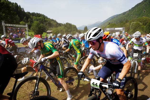 2026 UCI Mountain Bike World Championships Picture by Ed Sykes SWpix.com - 27 08 2026 - Cycling - 2026 UCI Mountain Bike World Championships - Val di Sole, Trentino, Italy - Cross-country Olympic (XCO) - Men Junior - Crash at the start Copyright: x xSWpix.comx(t axPhotographyxHubxLtd)xEdxSykes SWpix.comx SWP-3030-19796