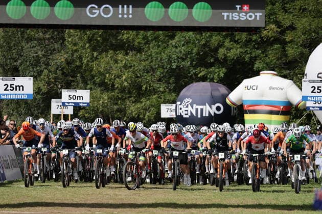 27.08.2026, Daolasa di Commezzadura, Val di Sole Bikeland, 2026 UCI MTB World Championship, WM, Weltmeisterschaft Men Junior s XCO (Cross Country Olympic) Cas Timmermans 8 (NED), Santiago Quintero Arango 6 (COL), Mathieu Ghibaudo 2 (FRA), Connor Wright 3 (AUS), Ethan Wood 4 (CAN), James Climo 5 (NZL), Emilien Belzile 7 (CAN) and Leonardo Bernardes De Castro Filho 9 (BRA) sharing the first row at the green lights Daolasa di Commezzadura Val di Sole Bikeland Trento Italy Copyright: xJustPictures.ch FrancescoxMinghettix jp-en-FrMi-MNG_0001