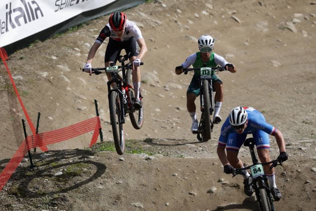 27.08.2026, Daolasa di Commezzadura, Val di Sole Bikeland, 2026 UCI MTB World Championship, WM, Weltmeisterschaft Men Junior s XCO (Cross Country Olympic) Josef KuchaÅ™ 84 (CZE), Joel Stoffel 66 (SUI) and Daniel Santiago Moreno Garcia 113 (MEX) Daolasa di Commezzadura Val di Sole Bikeland Trento Italy Copyright: xJustPictures.ch FrancescoxMinghettix jp-en-FrMi-MNG_0089